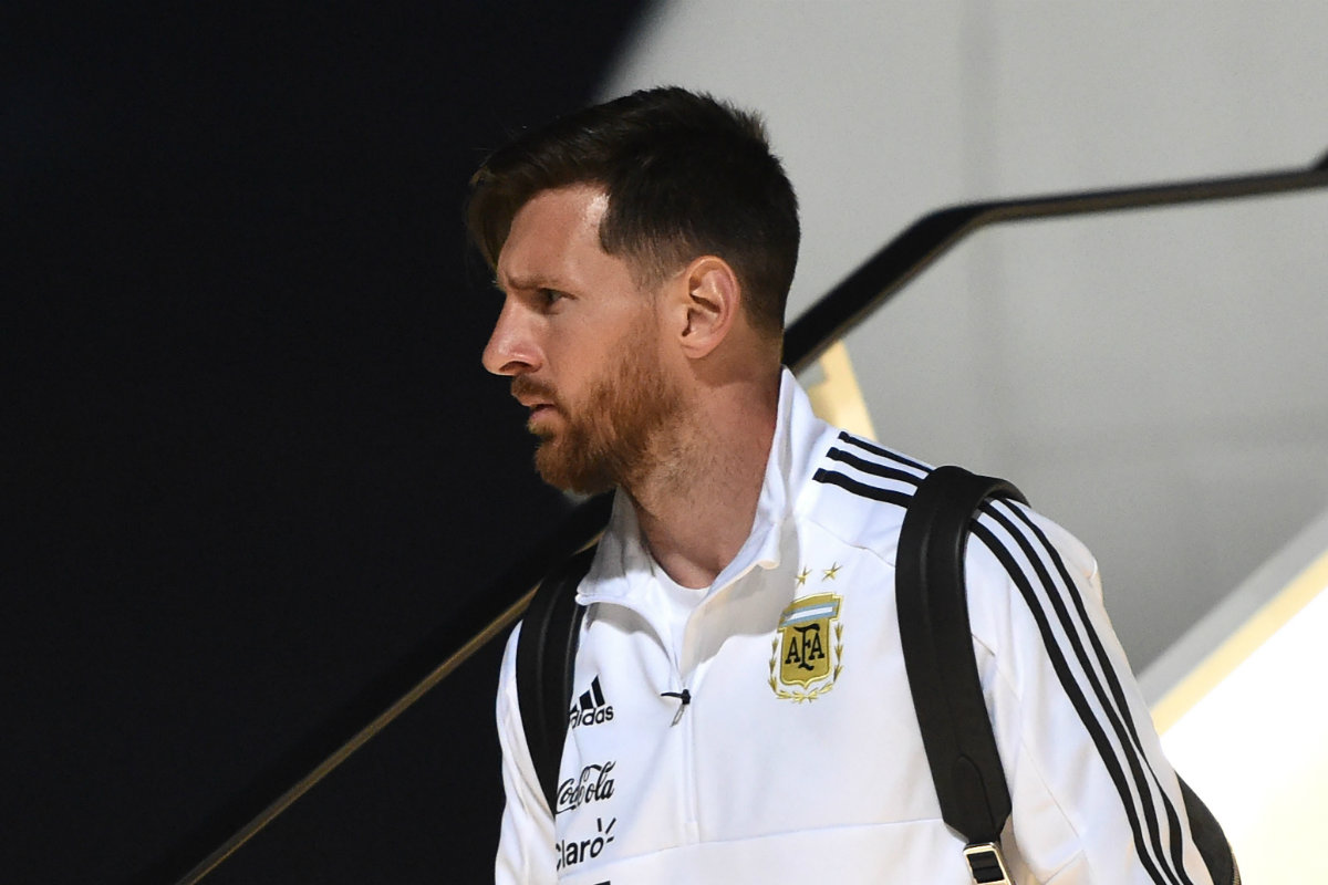 Solo y en silencio, Messi llegó a Barcelona