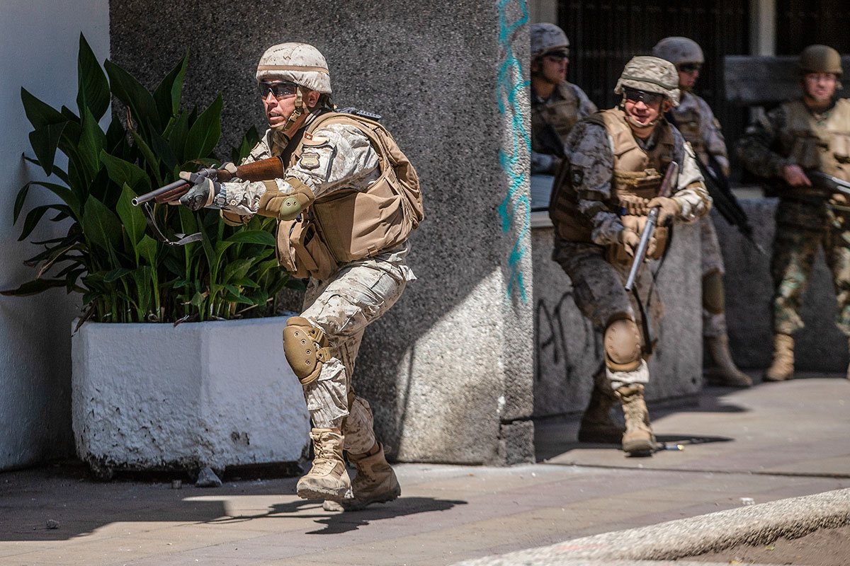 Chile: tercera noche con toque de queda, multitudes en la calle y represión policial