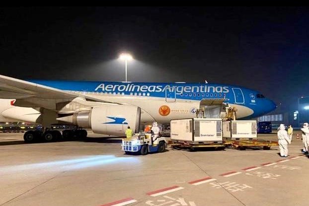 Llegan más vacunas chinas y parte otro vuelo a Moscú: se superarían así los 11 millones de dosis antes de mayo