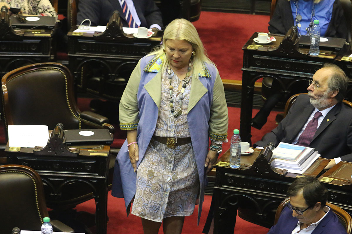Carrió cumplió su promesa: renunció a su banca