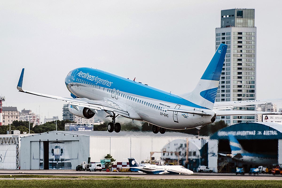 Al menos 5400 argentinos esperan regresar al país por Aerolíneas en los próximos días
