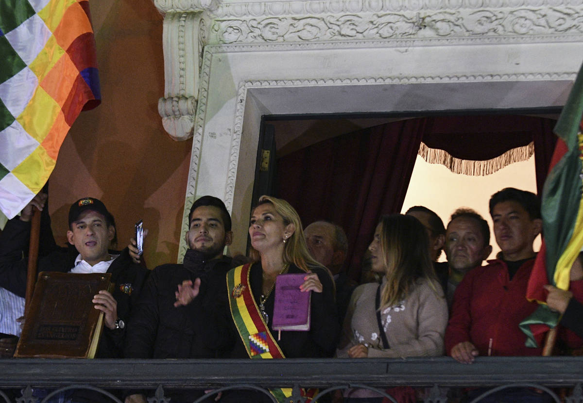 Con el respaldo de Camacho y una biblia en la mano, la senadora Añez se autoproclamó presidenta de Bolivia