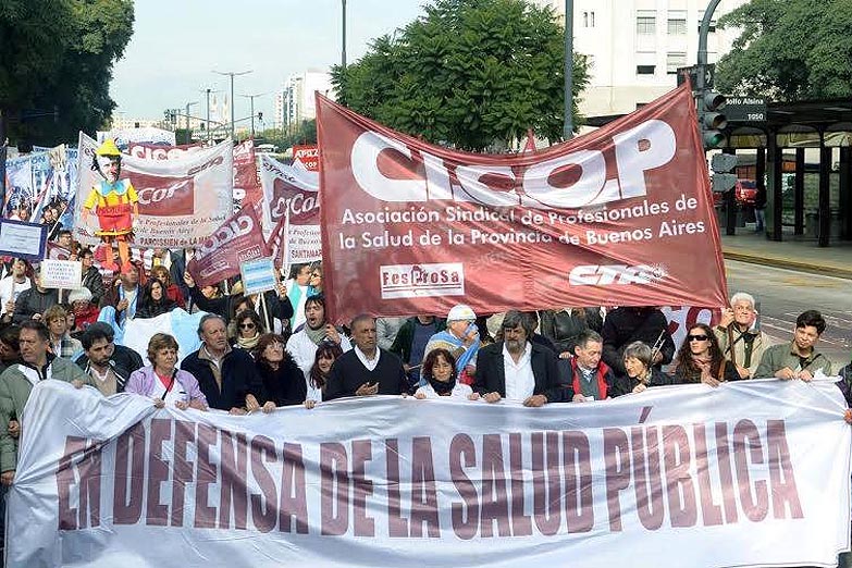 Médicos bonaerenses inician huelga de 24 horas, con movilización en La Plata