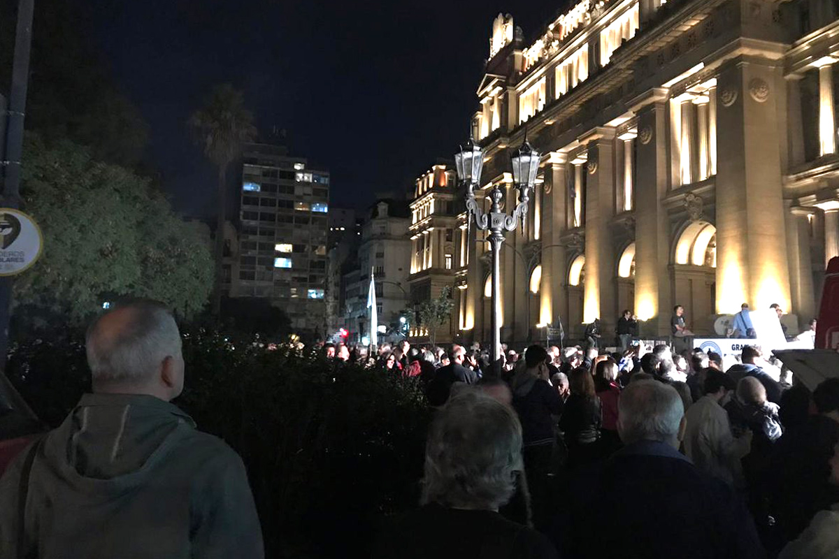 A oscuras, una multitud salió a respaldar a Ramos Padilla frente a Tribunales