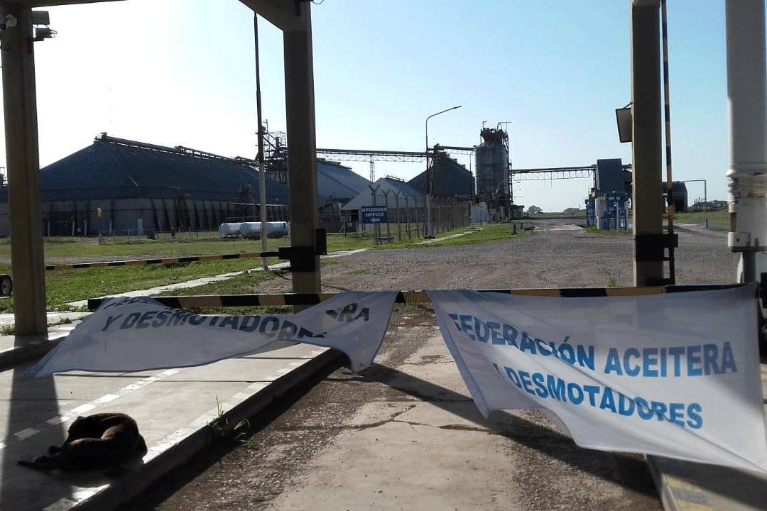 Trabajadores aceiteros y recibidores de granos realizan una huelga nacional por falta de acuerdo salarial