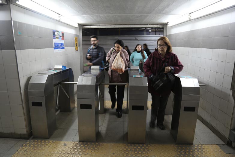 Subte: liberan los molinetes en la línea B y paran en la E y Premetro