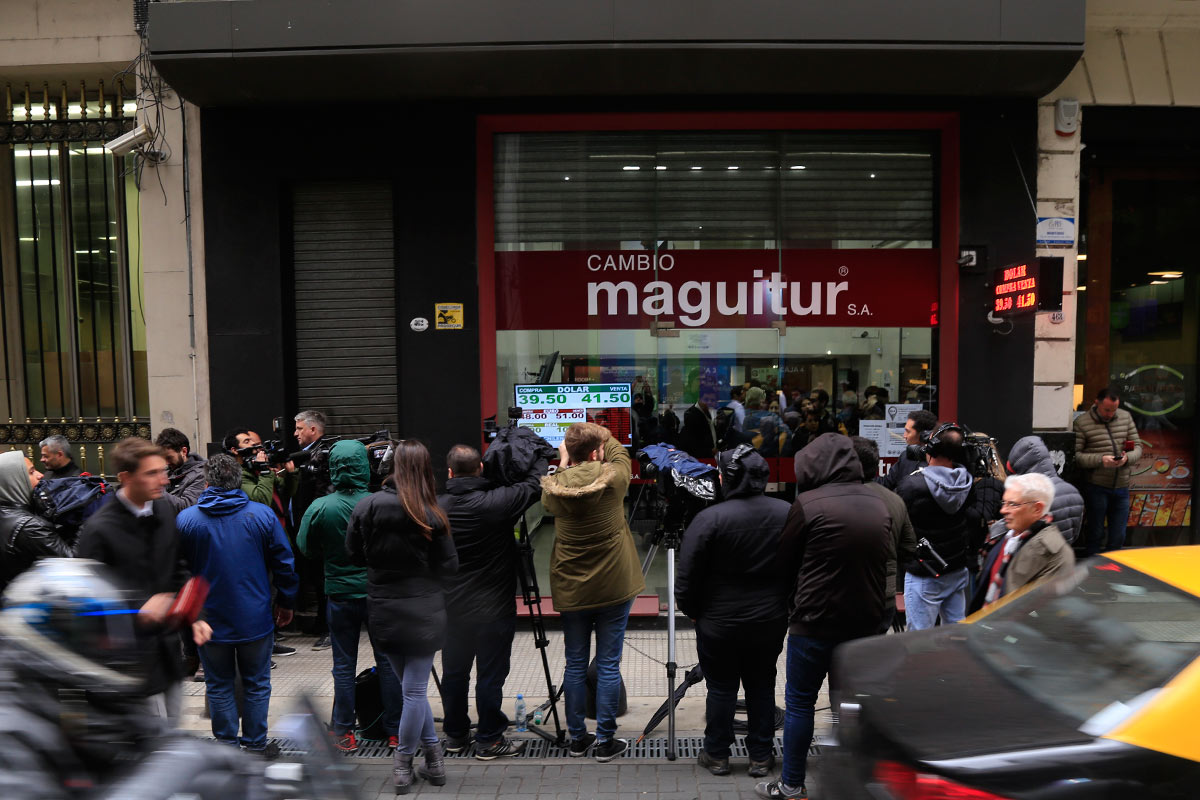 Fuerte suba del dólar y del riesgo país, y un peligroso deterioro financiero argentino