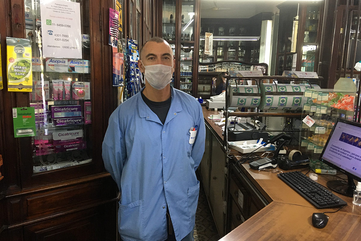 Manuel Cersósimo, empleado de farmacia: «Nos transformamos en espacios esenciales para la batalla contra el virus»