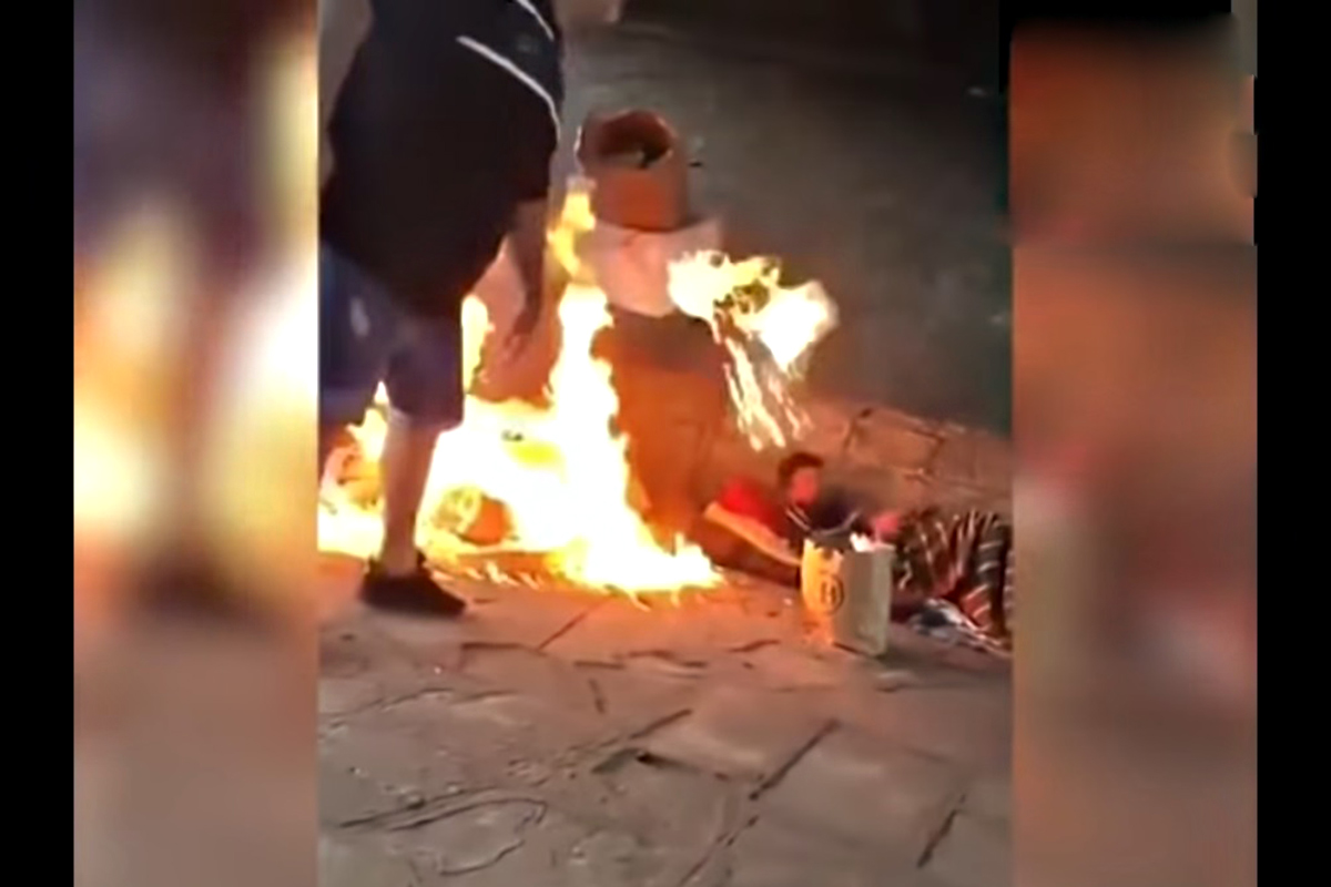 Rociaron y prendieron fuego a dos personas que dormían debajo de un puente