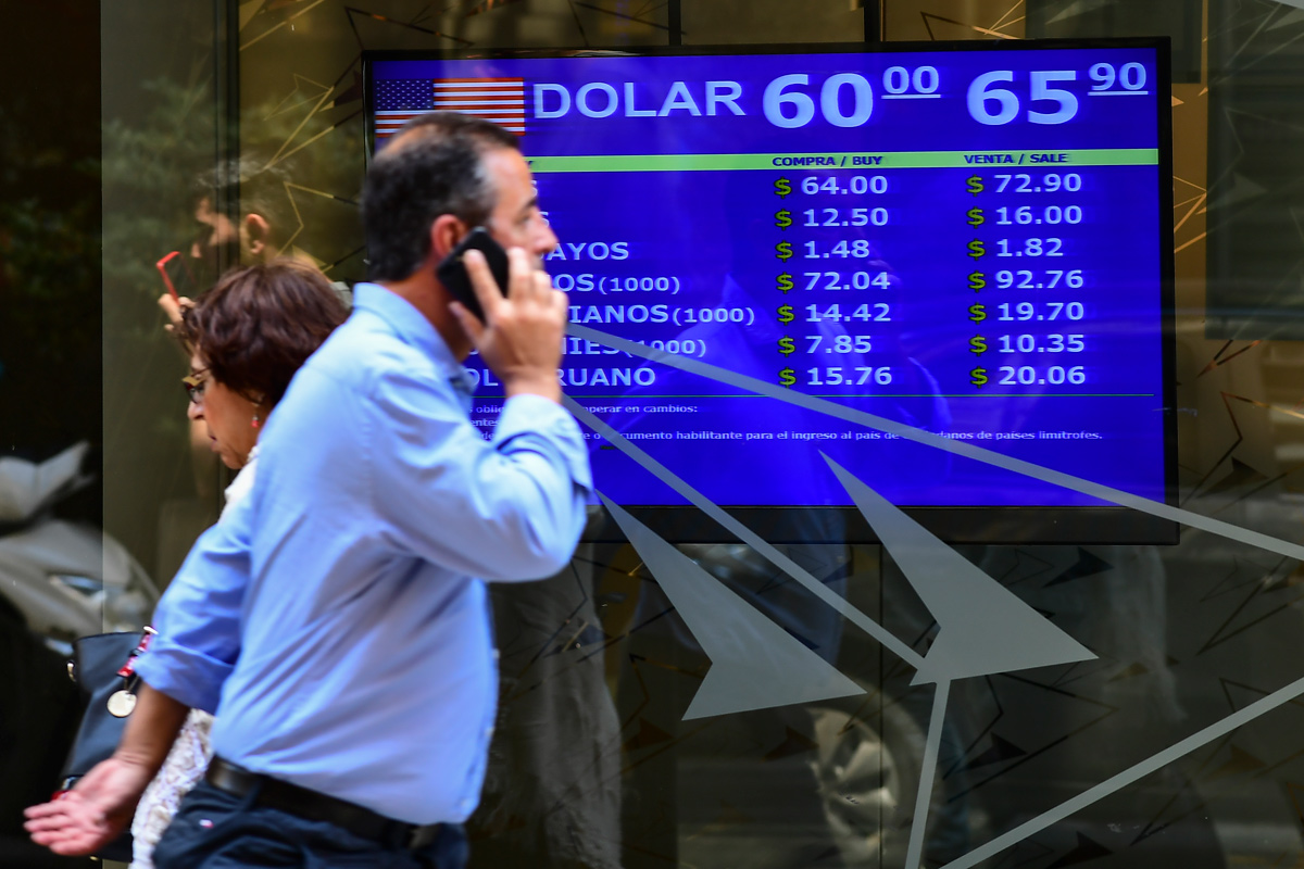 En la previa de las elecciones, el dólar fuga superó los $80 y el minorista pasó los $65
