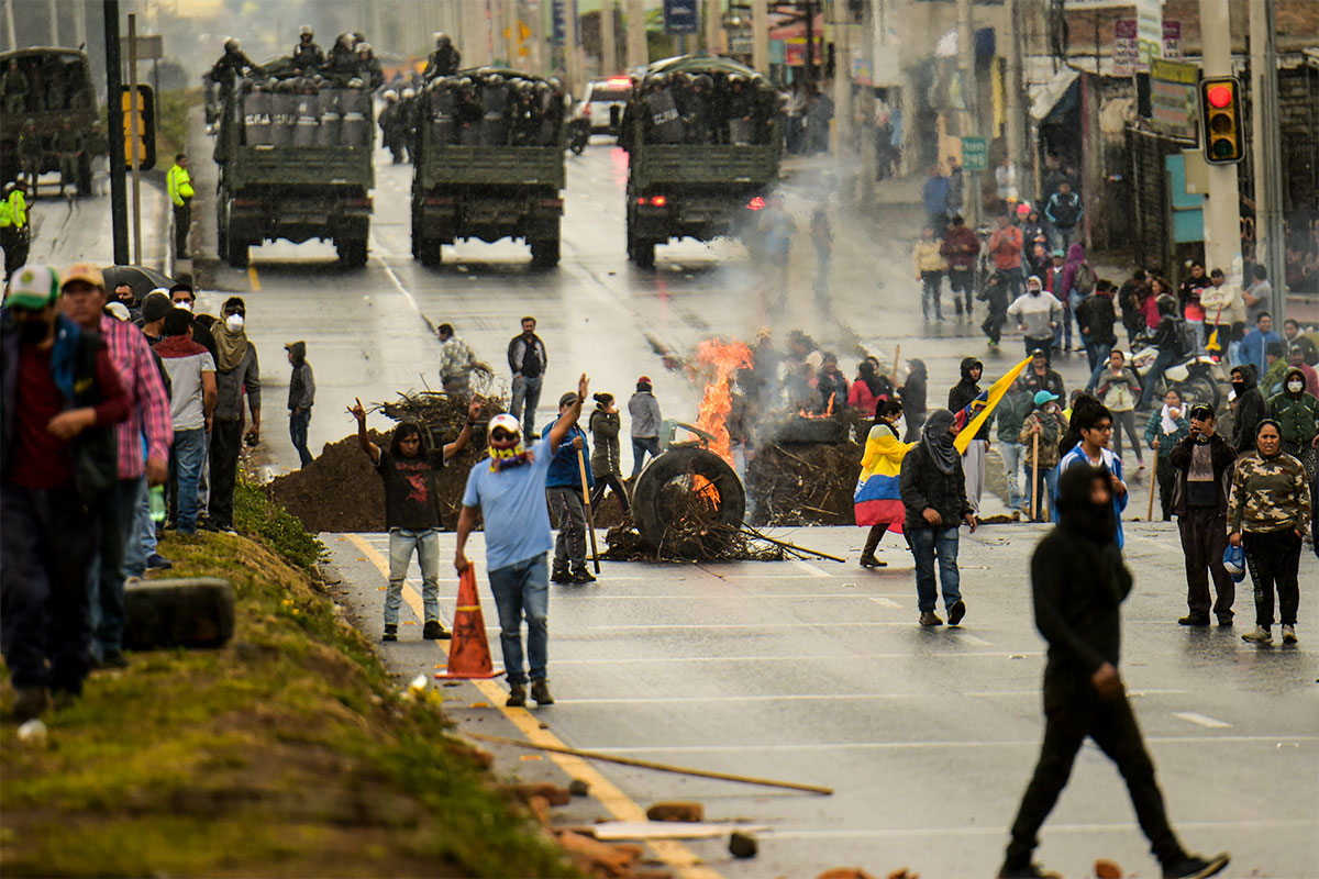 Miles de indígenas marchan a Quito en protesta por el  alza de combustibles