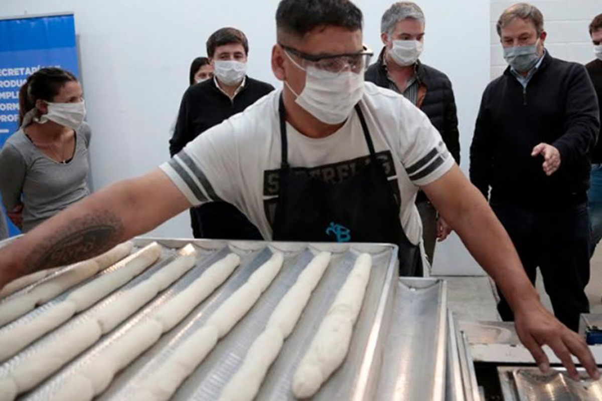 Elaboran 1600 kilos de pan proteico para comedores con máquinas incautadas al narcotráfico