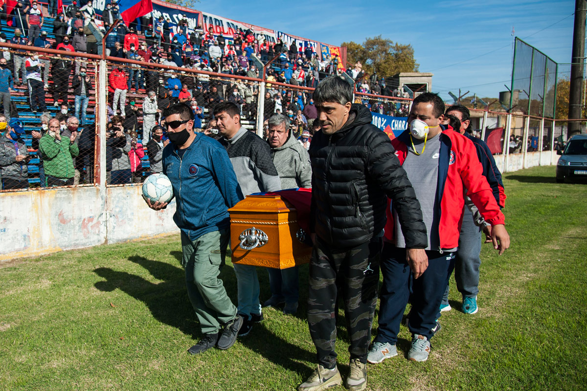 Crece la leyenda: el «Trinche» Carlovich, el primer funeral popular en cuarentena