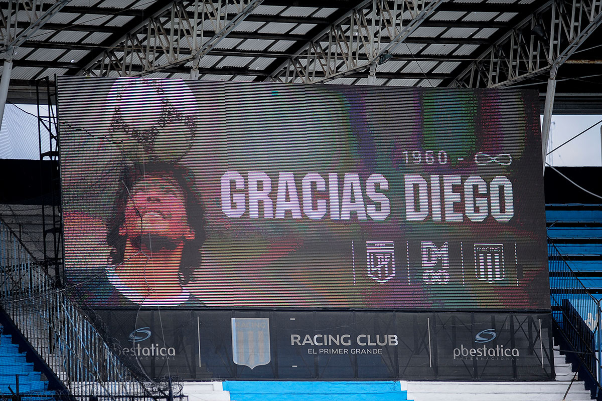 Con homenajes a Diego, la pelota volvió a rodar en el inicio de la Copa Maradona