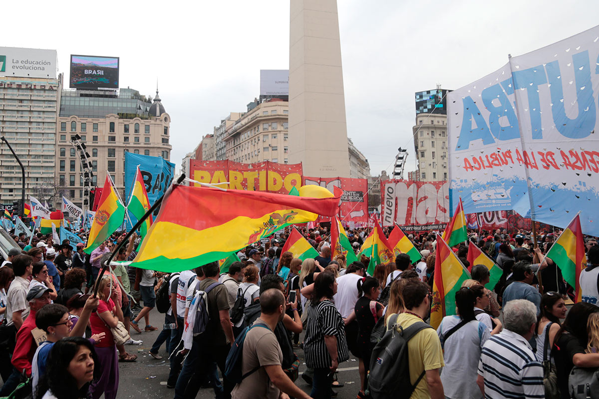 Masiva marcha de organizaciones sindicales, sociales y políticas contra el golpe en Bolivia