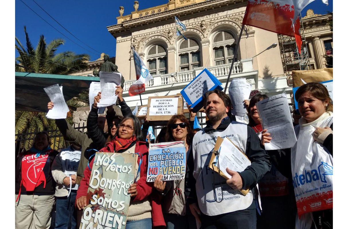 Masiva marcha docente contra la flexibilización de los equipos de orientación