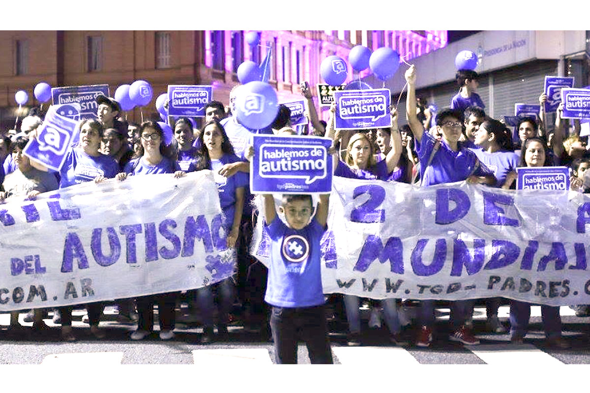 Autismo: campaña viral y «tarjeta azul» para el gobierno