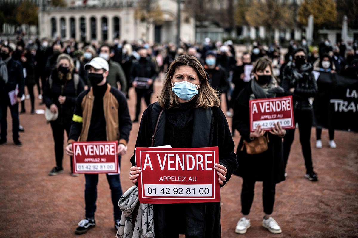 La OMS advierte que la vacuna por sí sola no bastará en medio del aumento de los confinamientos