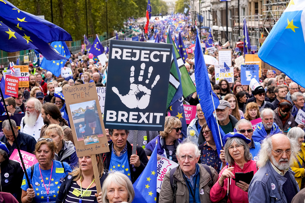 Masivo reclamo de los británicos por otro referéndum sobre el Brexit