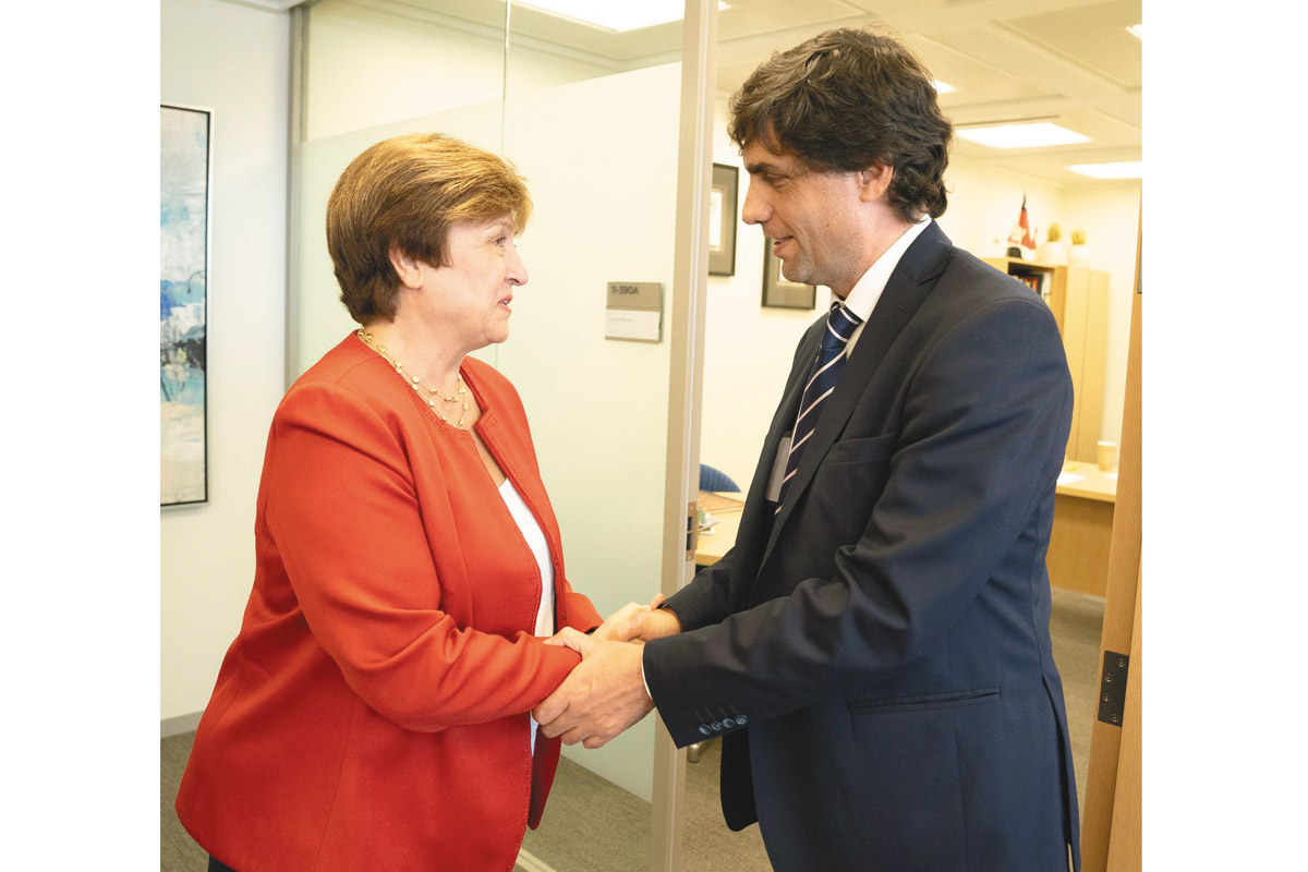 Sin respuestas del FMI, el gobierno rasca la olla para pagar la deuda hasta diciembre