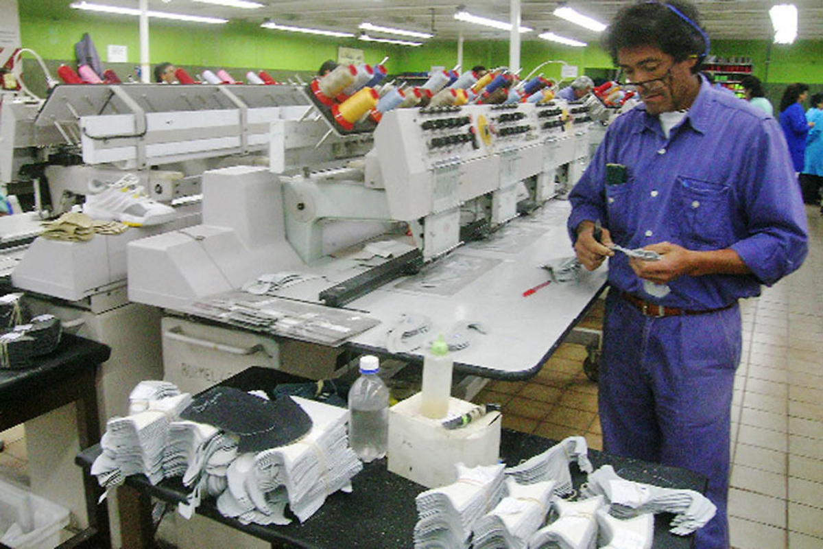 Destrucción del empleo: Alpargatas despidió a 445 trabajadores en Catamarca y La Pampa