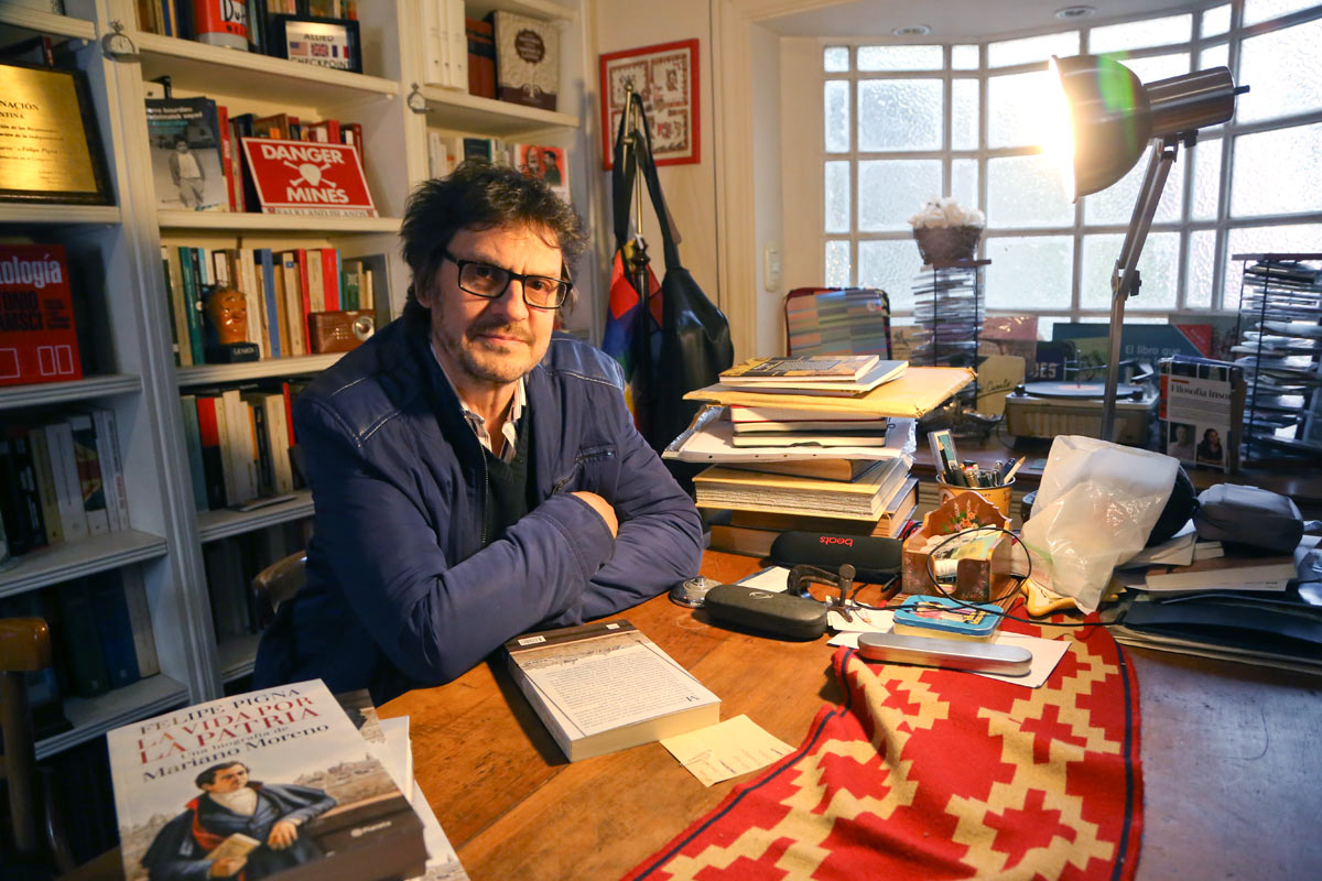 Felipe Pigna: «Los sommeliers de velorios critican el de Gardel y el de Maradona»