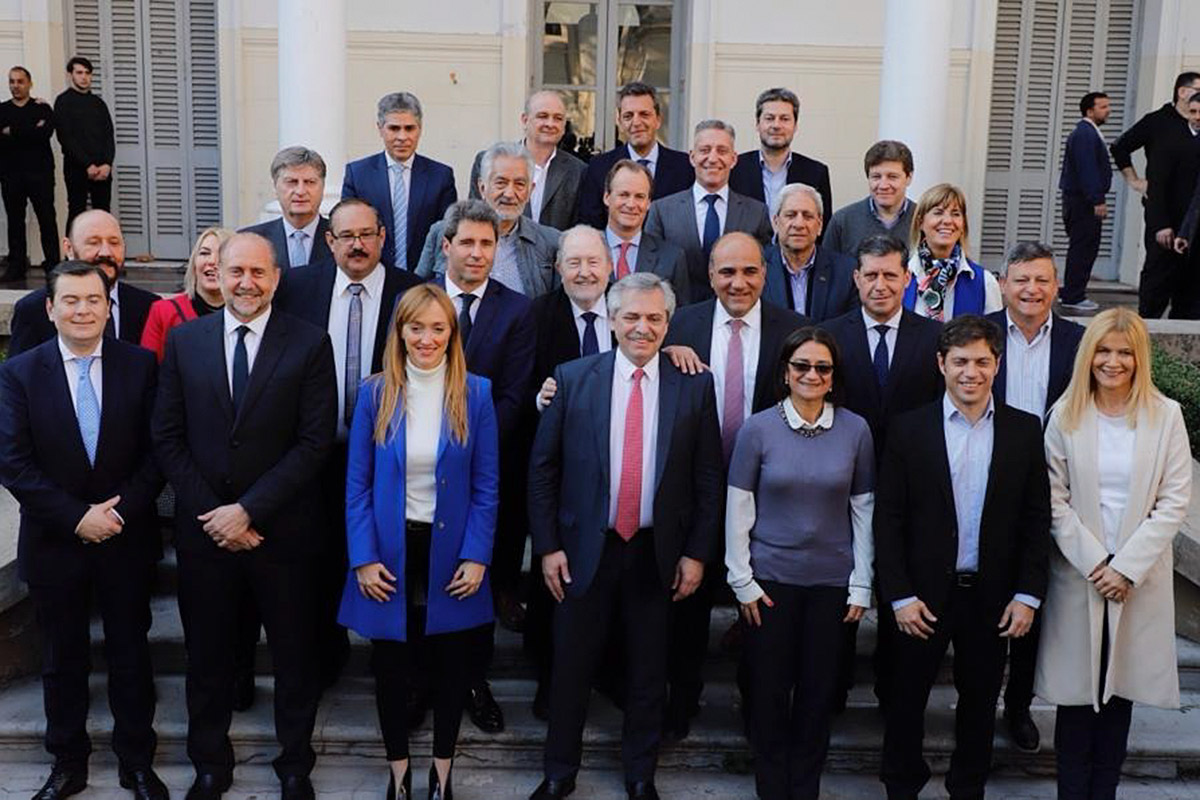 Alberto firmó un acta de compromiso federal con los gobernadores en Rosario