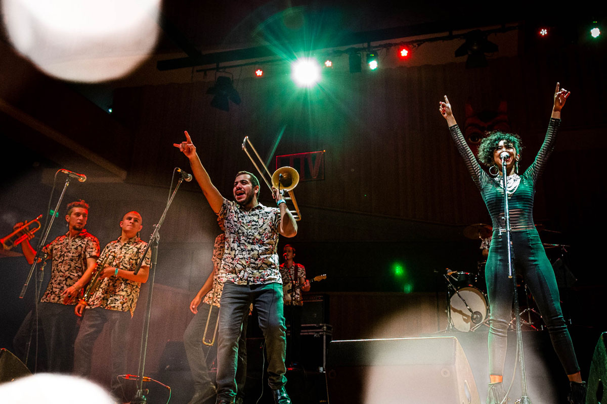 Festival en Clarín: música para repudiar los despidos