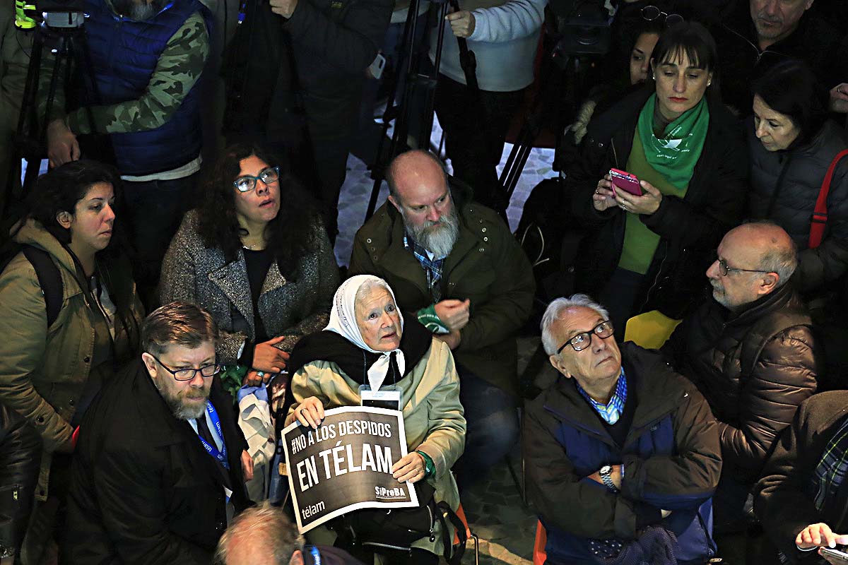 Otro «abrazazo» solidario a los despedidos de Télam