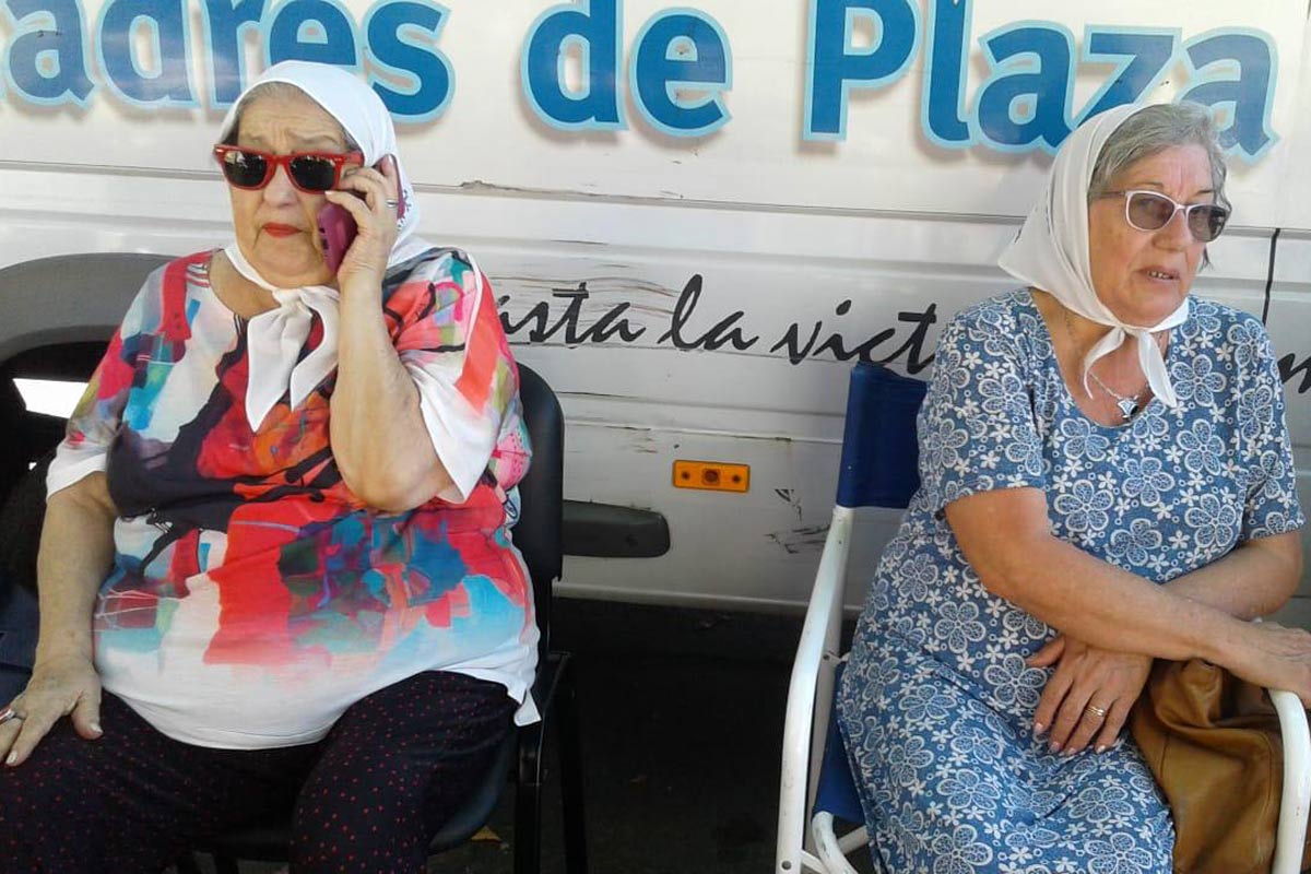 Ni un paso atrás: las Madres de Plaza de Mayo recuperaron su archivo