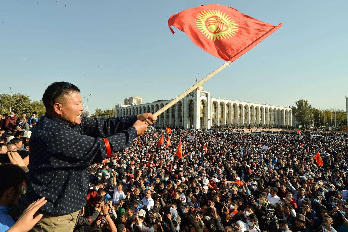 Los intereses personales que emergieron con la crisis de Kirguistán