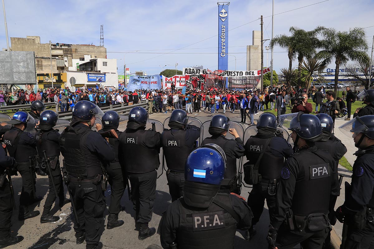 Tras varias horas de tensión, la policía dejó pasar a las organizaciones sociales en Puente Pueyrredón