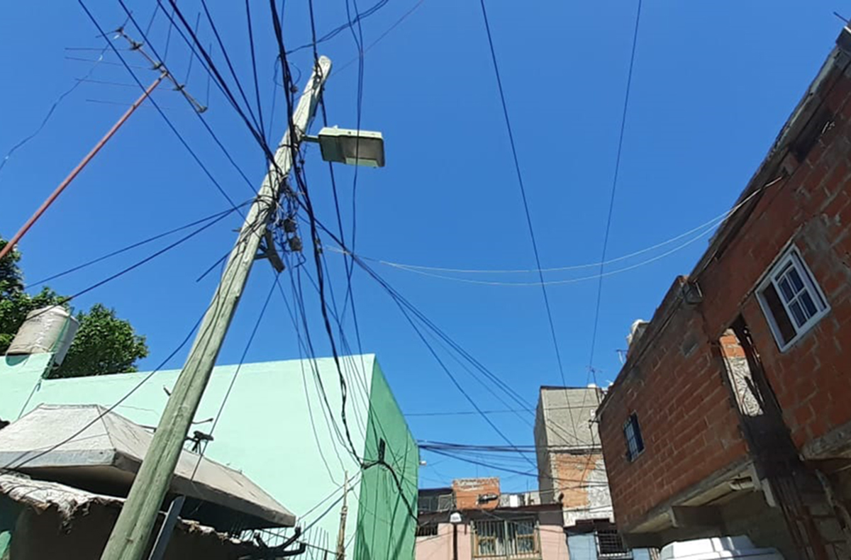 Barrio Carlos Mugica: siguen los problemas con el tendido eléctrico
