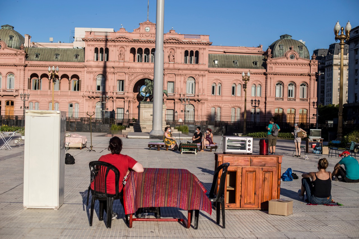 Intervención artística de inquilinos, con una «casa a cielo abierto en Plaza de Mayo»