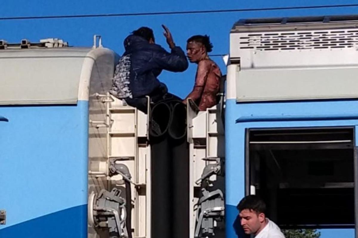 Murió el joven que sufrió una descarga eléctrica en el techo del Tren Roca