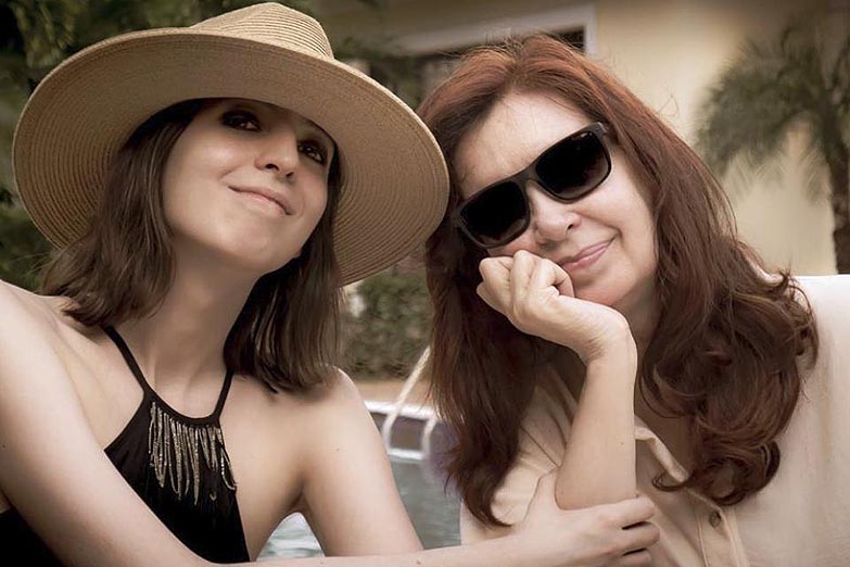 Cristina regresa al país desde Cuba junto a su hija Florencia