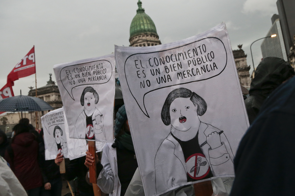Es multitudinaria la marcha en defensa de la universidad pública