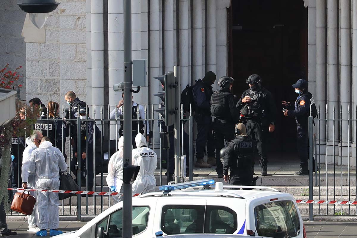 Macron denunció un «ataque terrorista islamista» en una iglesia de Niza