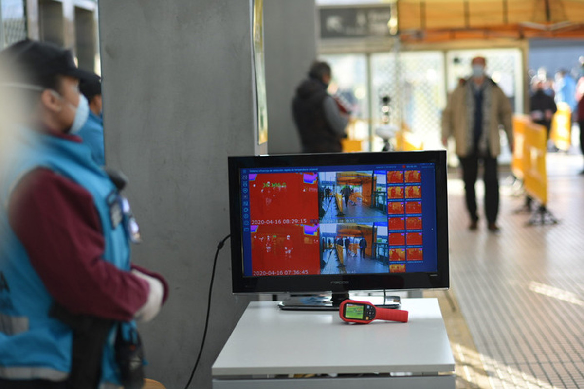 Instalan cámaras térmicas para detectar personas con fiebre en estaciones de trenes