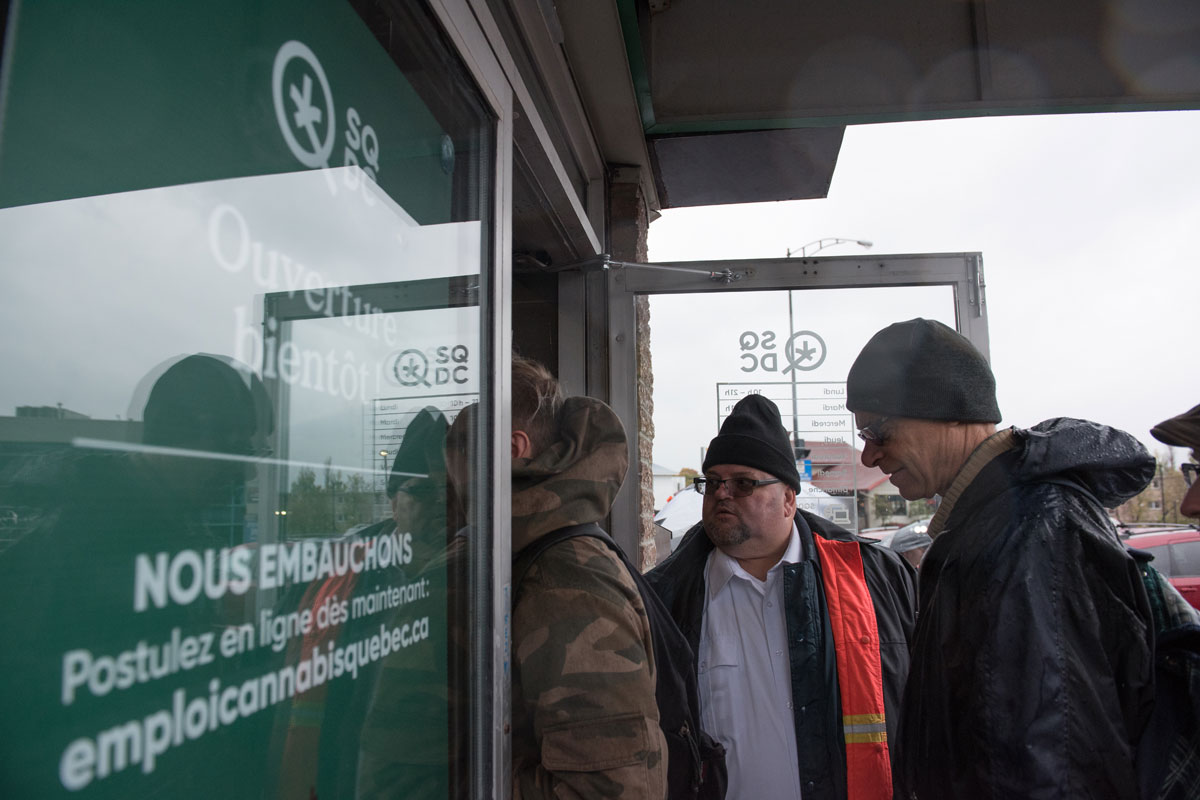 Canadá legaliza la marihuana, los clientes celebran y los mercados esperan