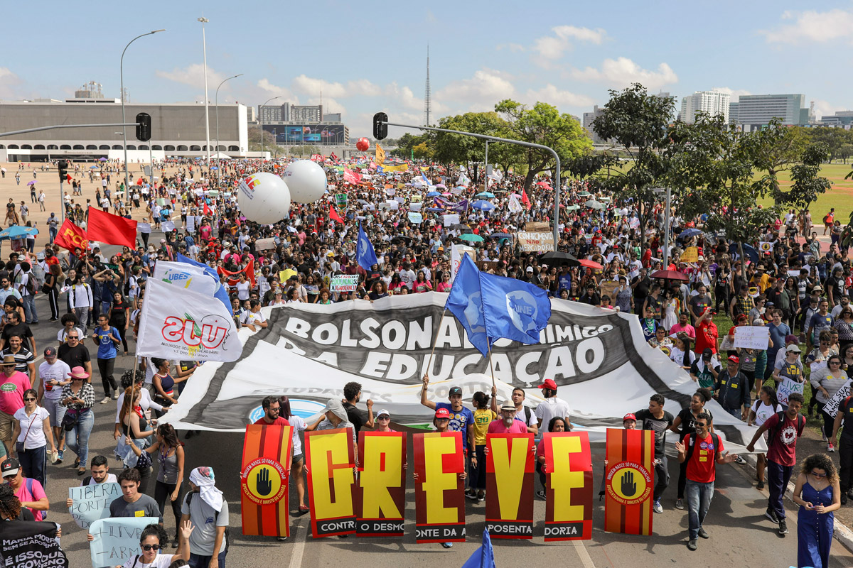 Los estudiantes le colman las calles de gritos a Bolsonaro