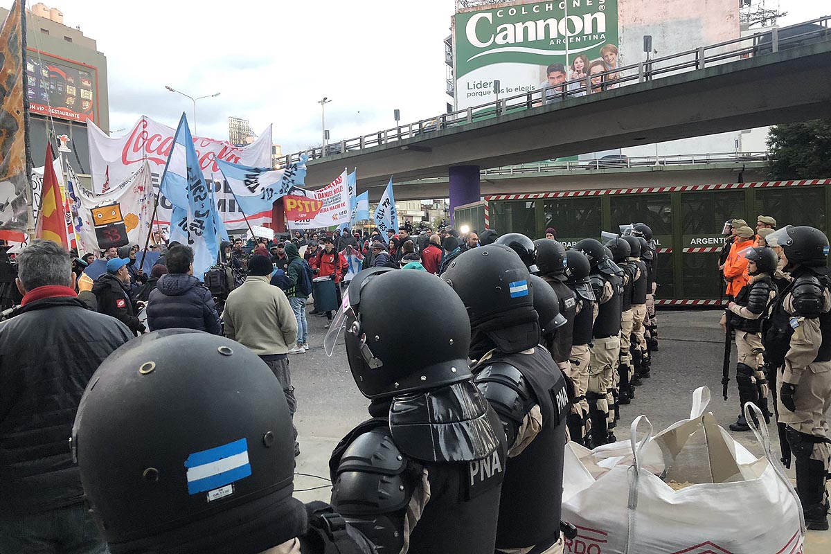 Trabajadores despedidos protestaron en Puente Pueyrredón