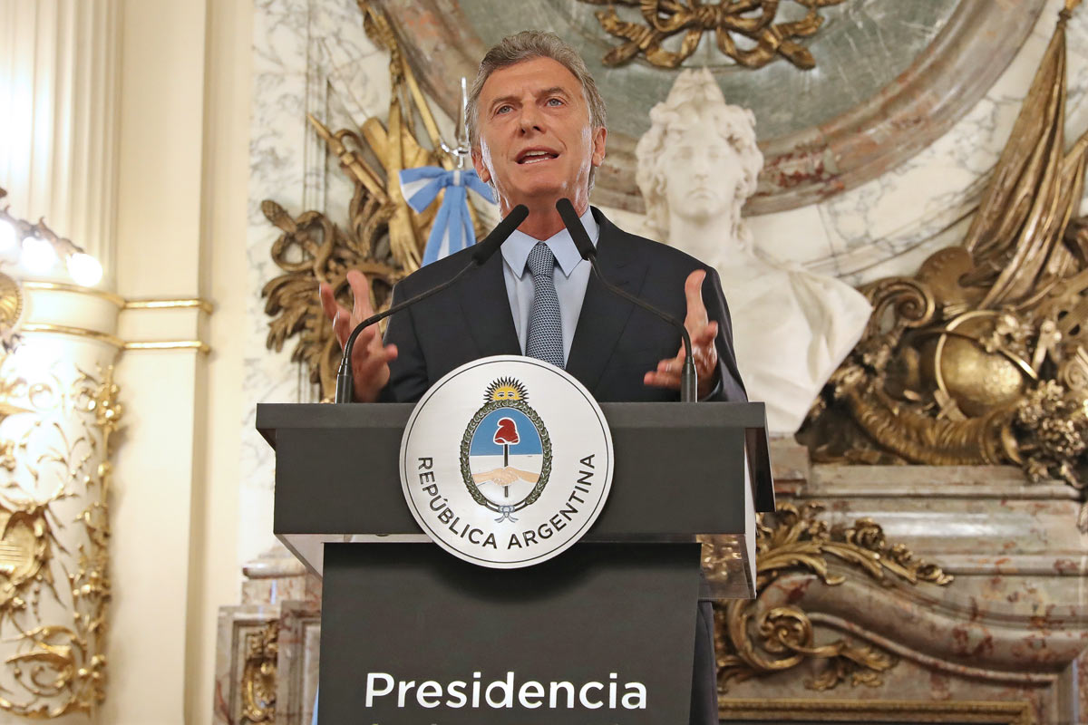 Duelo, indemnizaciones y registro terrorista, el combo de decretos de Macri por AMIA
