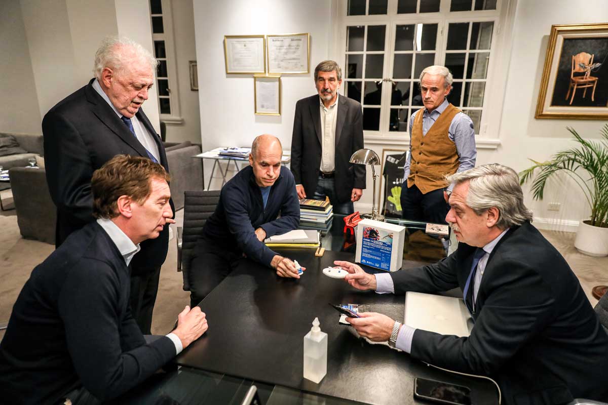 Tras el récord de casos, Fernández se despegó de Larreta por los runners