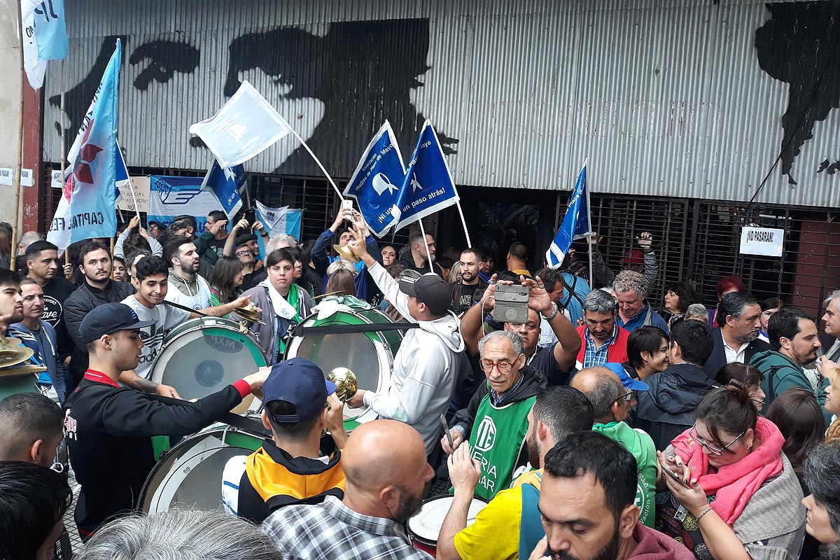 Tras la movilización en defensa de Madres de Plaza de Mayo, la Justicia desistió de allanar la sede