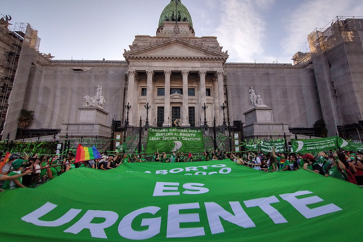 Una multitud elevó pañuelos verdes frente al Congreso para pedir la legalización del aborto