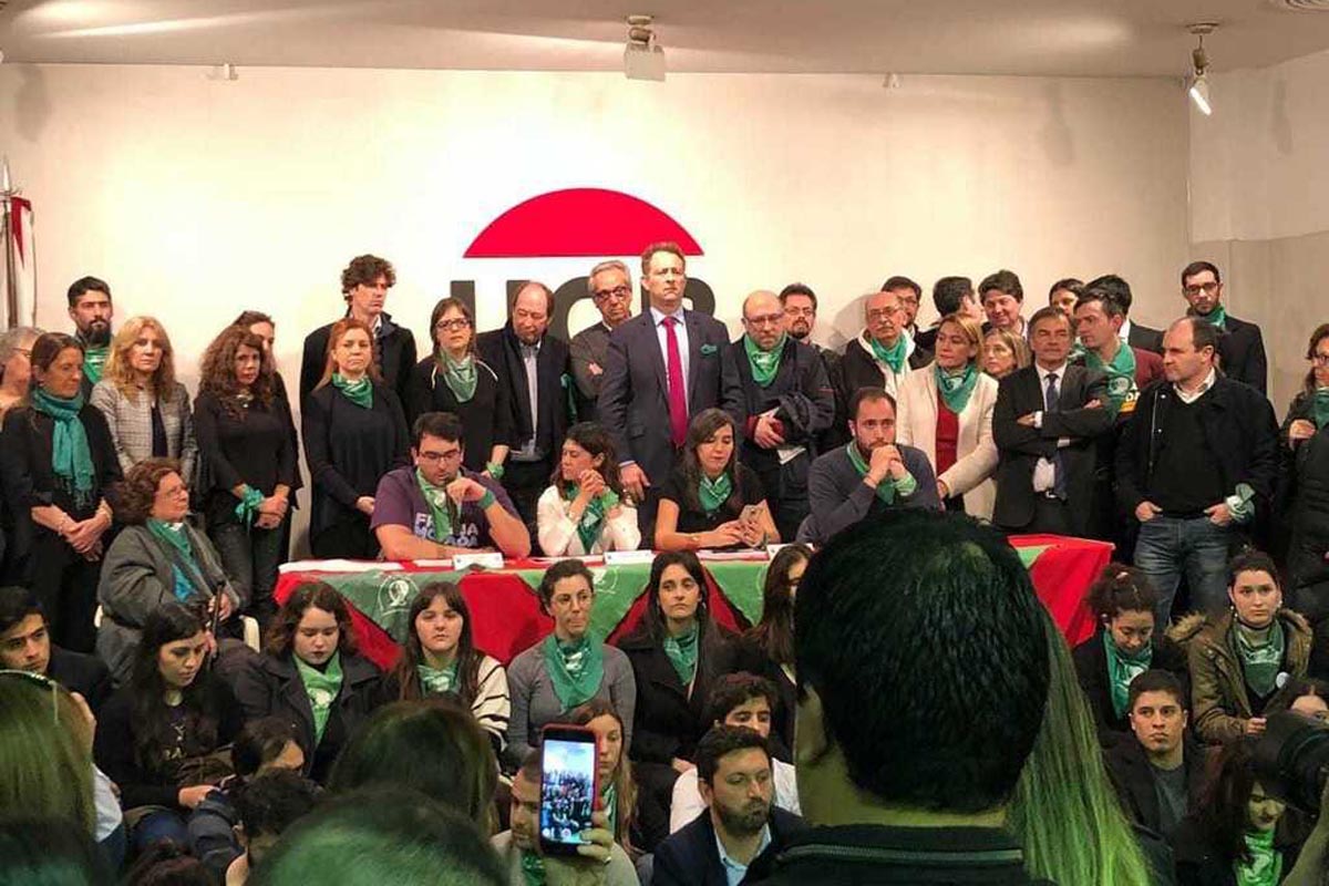 Aborto: la juventud radical presiona a sus senadores para que voten a favor