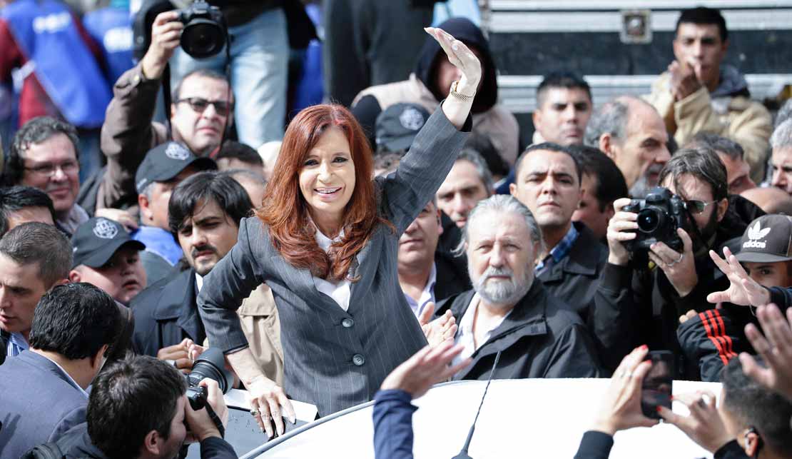 Cristina reaparece con señales políticas para el frente judicial