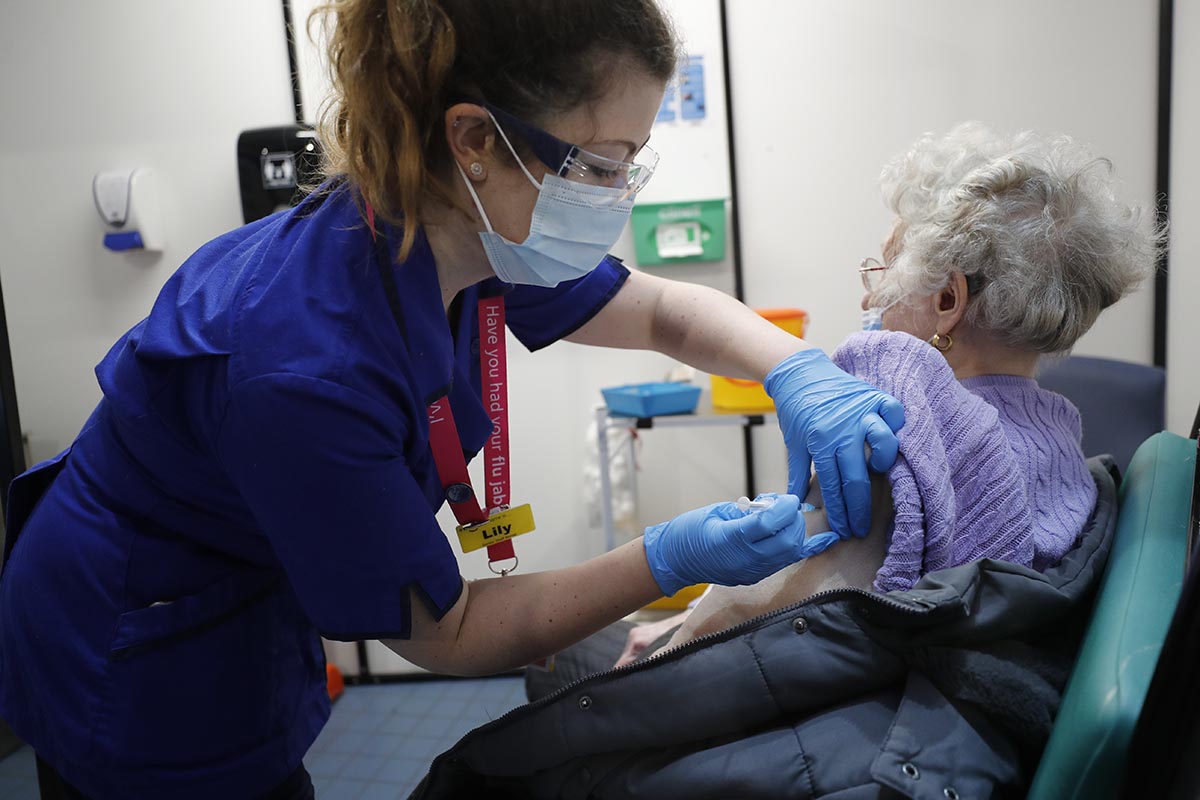 Una mujer de 91 fue la primera en recibir la vacuna en Reino Unido
