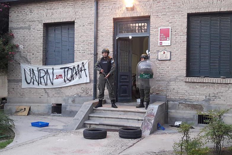 Gendarmería desalojó a estudiantes de la Universidad de Río Negro